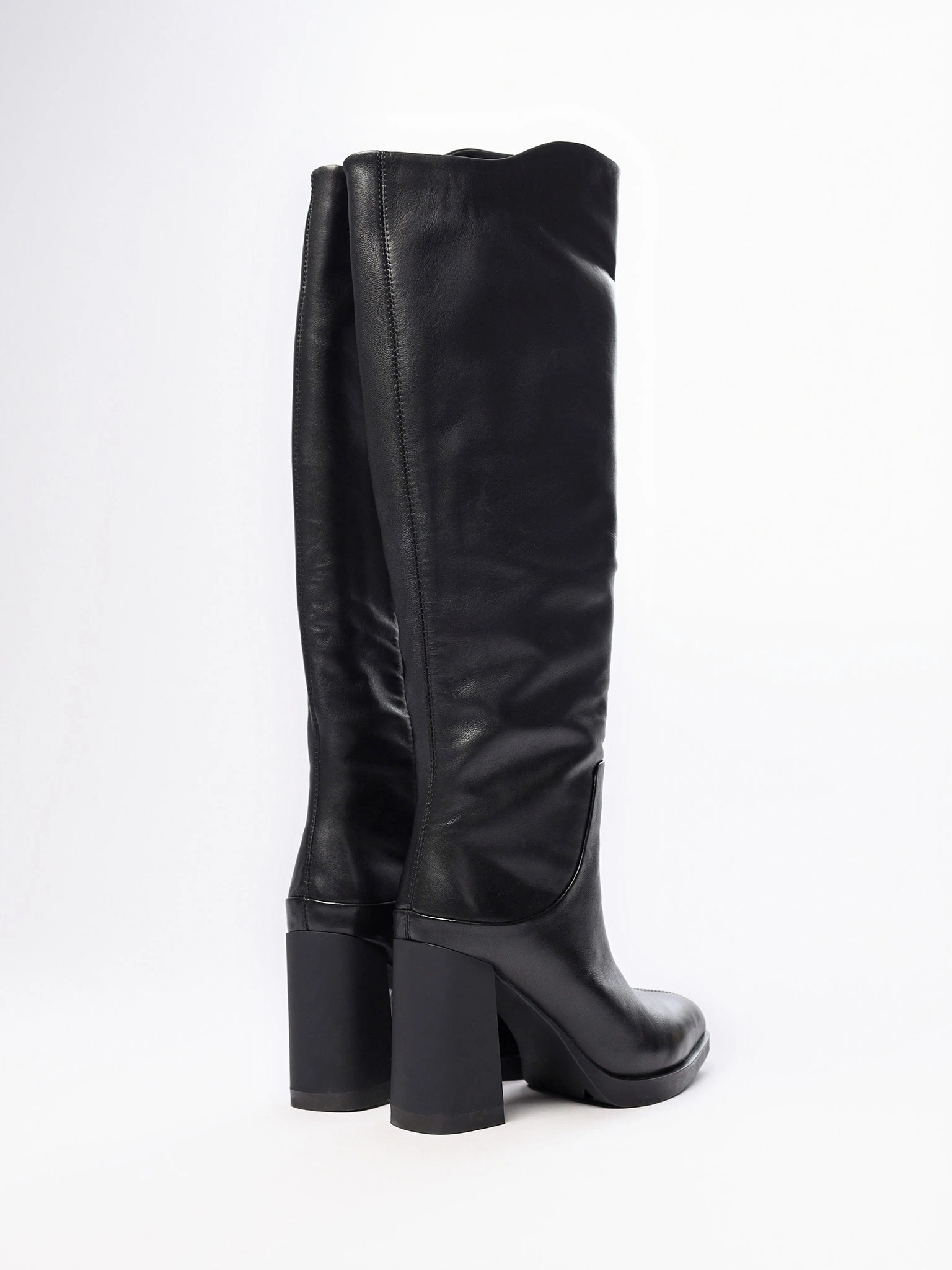 Сапоги черного цвета на высоком каблуке